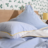 Bomuldspercale sengesæt - Blue stripe Yellow piping